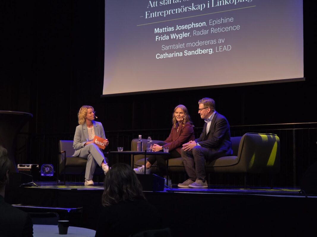 Ett panelsamtal på scen 