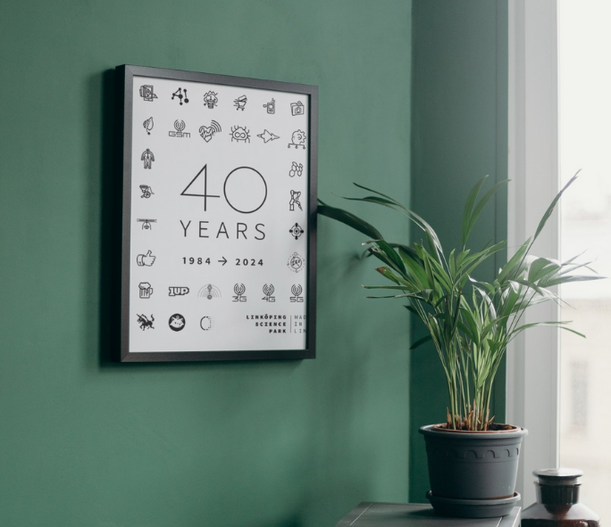 tavla på grön vägg