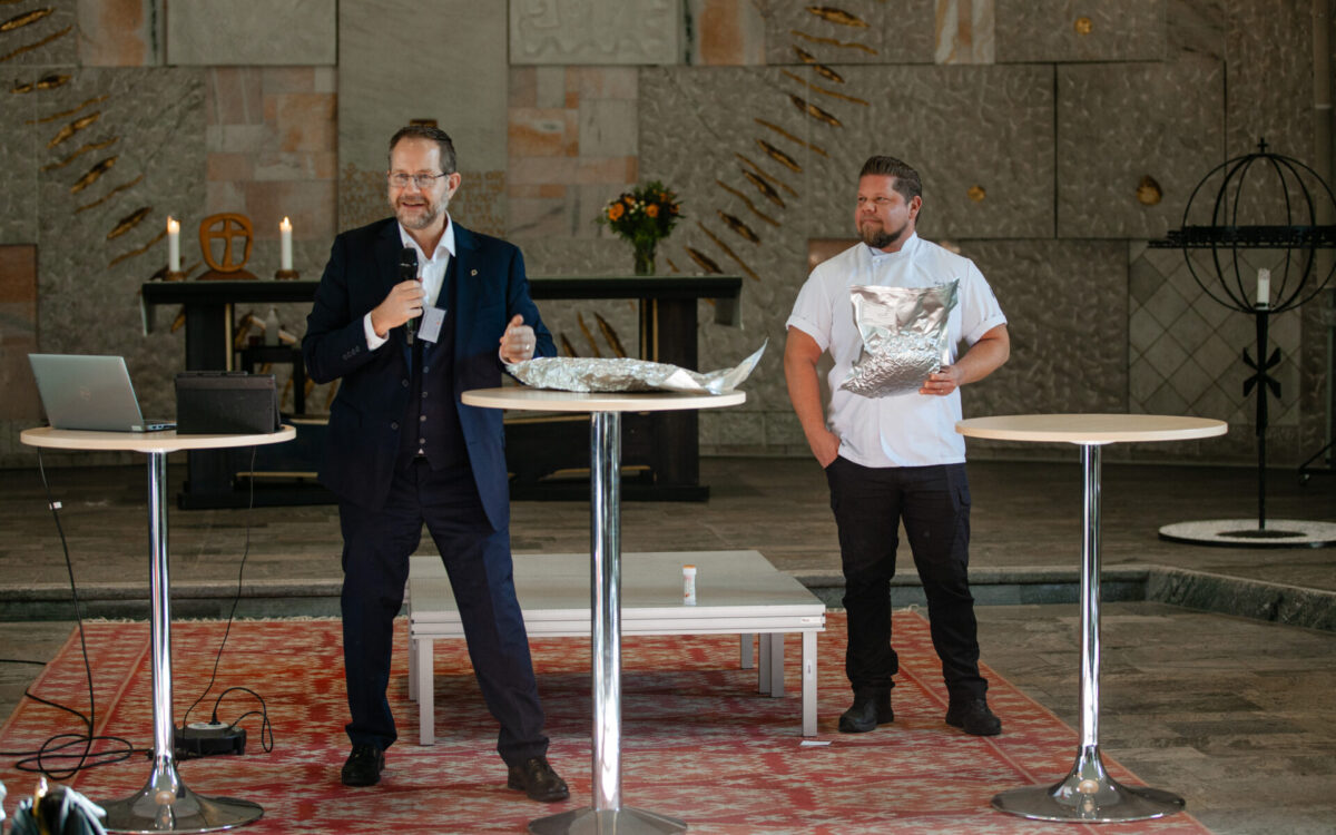 Två män visar upp frystorkad mat.